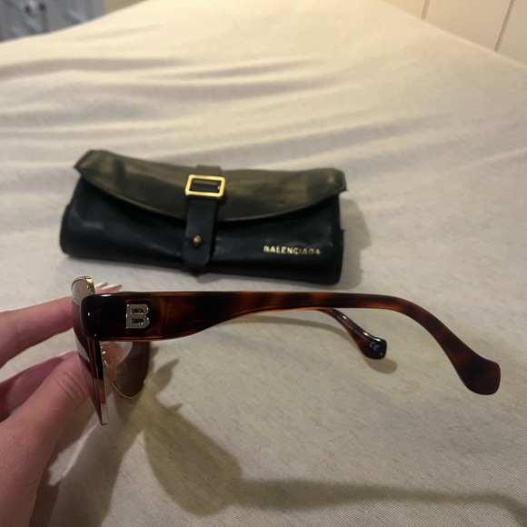 BALENCIAGA authentic brown and tan sunglasses with “B” logo on sides - Picture 5 of 8